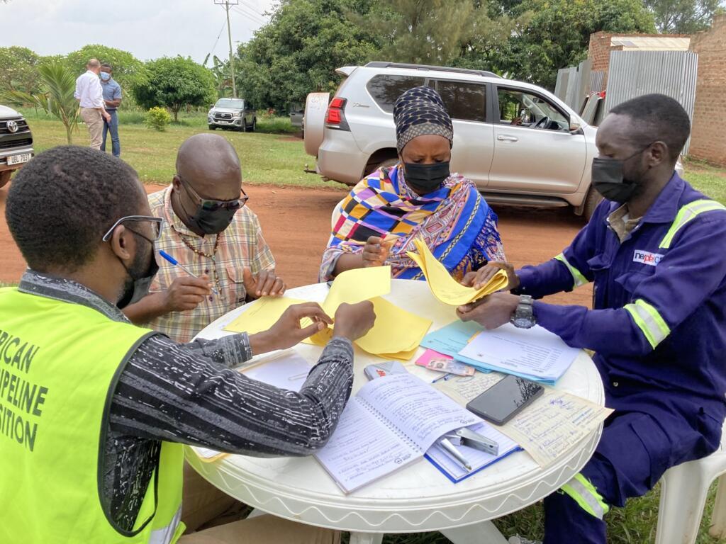 Daoundante Tumusimwe et son mari signent l'accord de cession de leurs terres, Mpasana village le 19 juillet 2022.