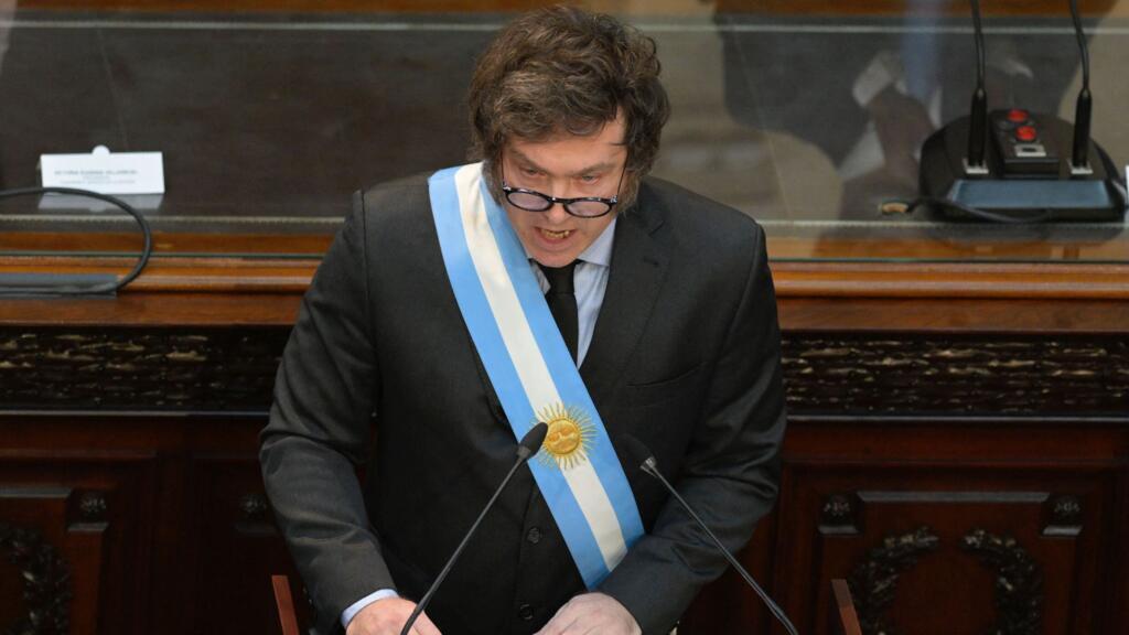 Milei pressiona por mudanças na legislação para intervir com Forças Armadas na terceira maior cidade da Argentina.
