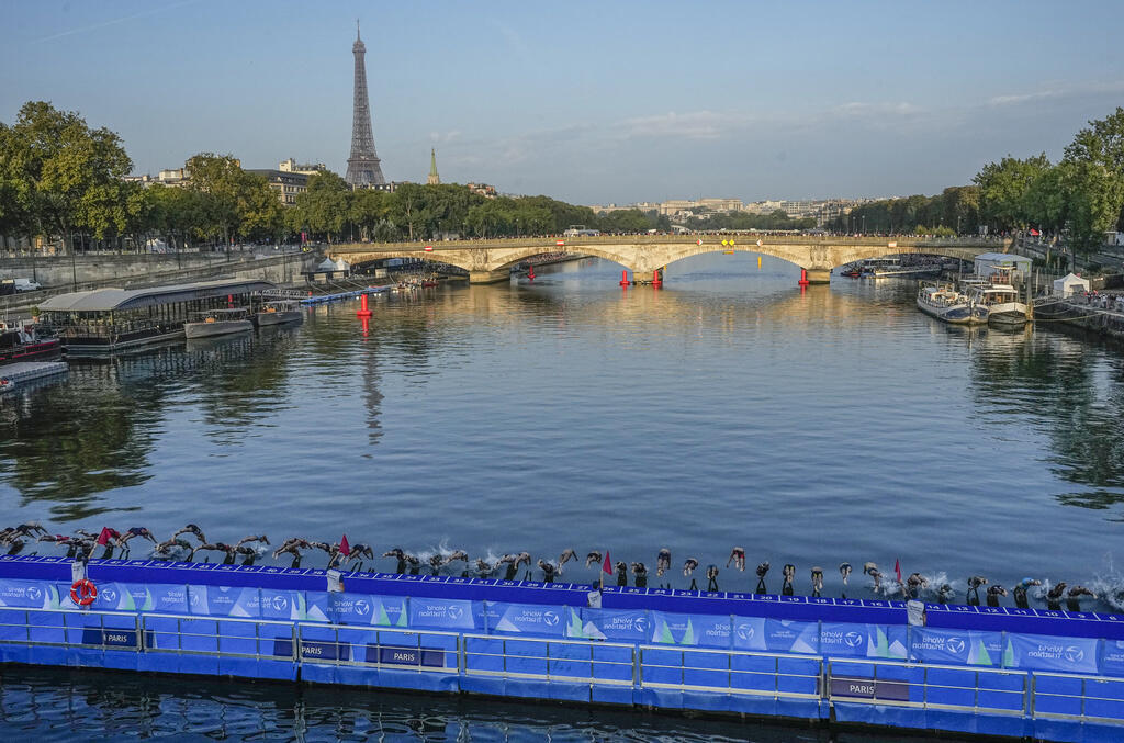 Melhores triatletas do mundo participam de evento-teste no rio Sena, em Paris. (17/08/2023)