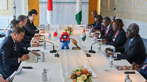 Le Premier ministre japonais Shigeru Ishiba (à gauche) s’entretient avec le Premier ministre ivoirien Robert Beugre Mambe (à droite) lors de leur rencontre bilatérale en marge de la dernière journée de la 9e Conférence internationale de Tokyo sur le développement de l’Afrique (TICAD) à Yokohama, dans la préfecture de Kanagawa, au sud de Tokyo, le 22 août 2025.