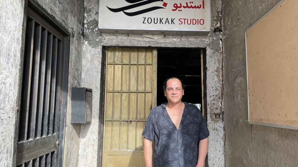 Omar Abi Azar é diretor e fundador da premiada companhia de teatro libanesa Zoukak, em Beirute, 17 de maio de 2022.