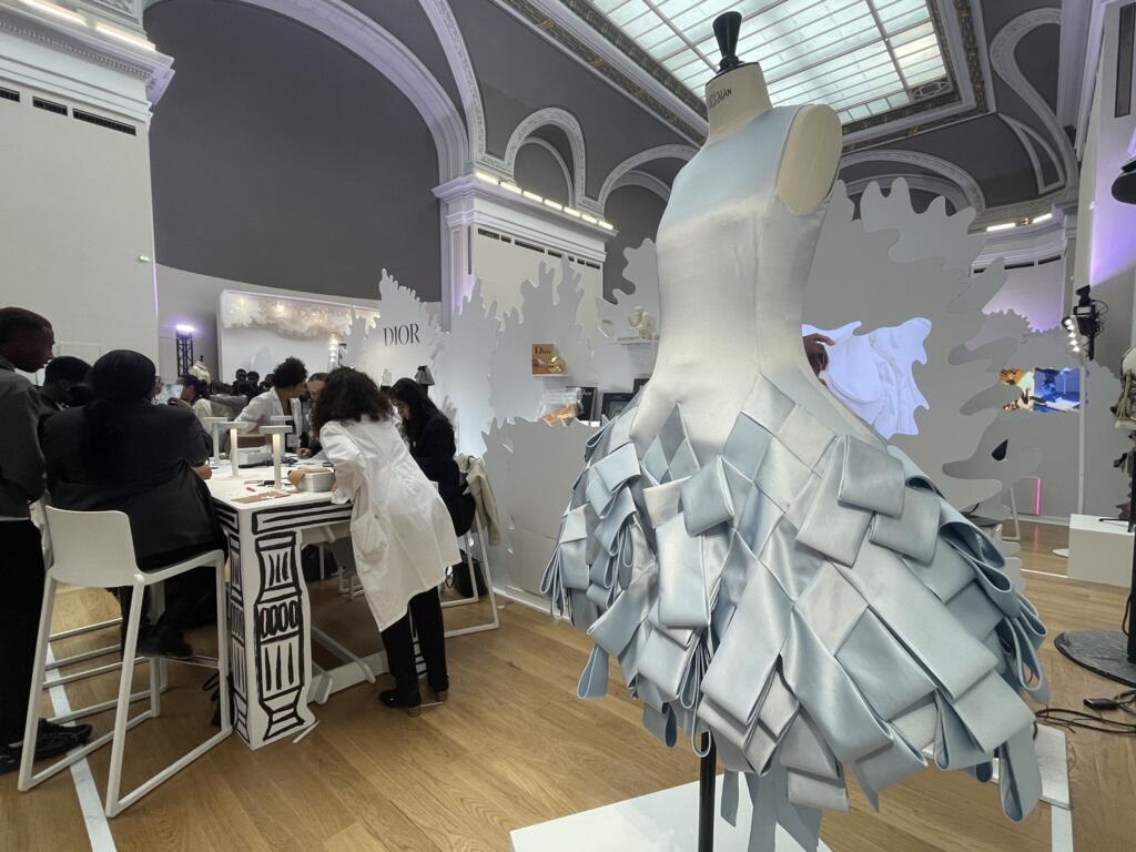 Atualmente há uma falta de mão de obra no setor de artesanato de luxo na França e as empresas tentam atrair novos interessados. Em Paris, em 3 de outubro de 2025.