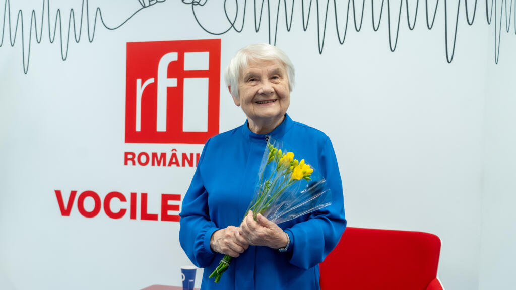 Alexandrina Halic s-a născut pe 9 noiembrie 1941 la Timișoara și a absolvit în 1963 Institutul de Artă Teatrală și Cinematografică din București, la secția Actorie.