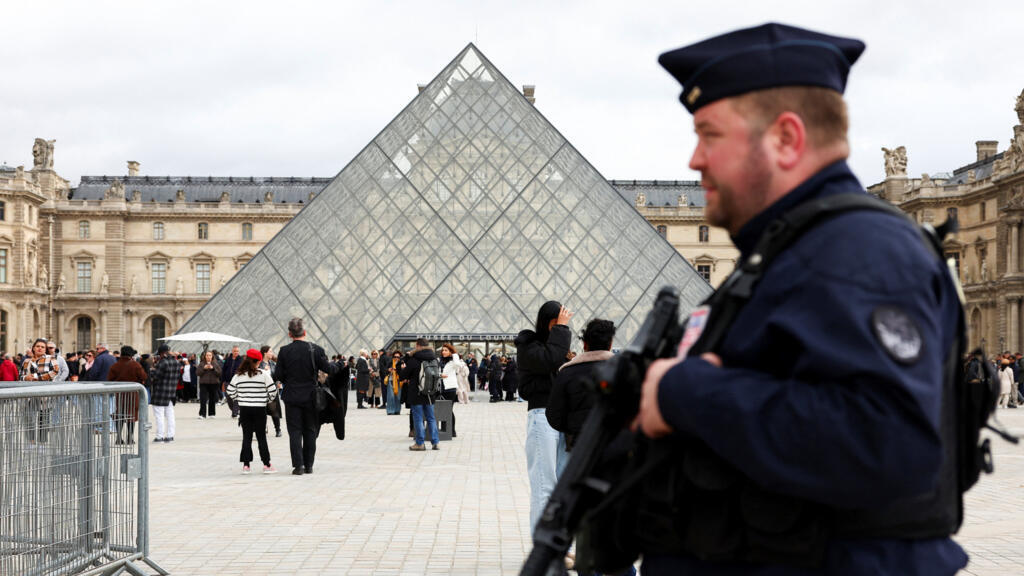 Vol au musée du Louvre: cinq nouvelles interpellations, annonce la procureure de Paris