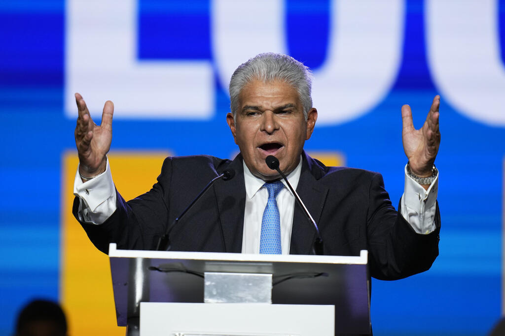 O candidato presidencial do Achieving Goals, José Raúl Mulino, fala aos apoiantes durante um comício de campanha na Cidade do Panamá, no domingo, 28 de abril de 2024.