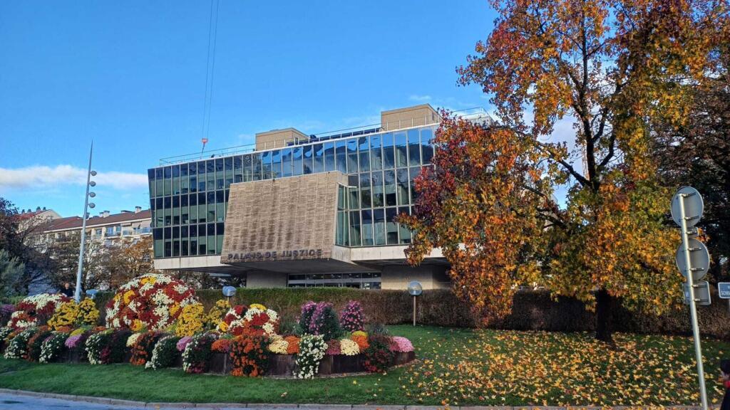 Tribunal de Annecy, na região dos Alpes Franceses, acolhe o julgamento do brasileiro Edi Maike dos Santos Silva. Foto de 3 de novembro de 2025.