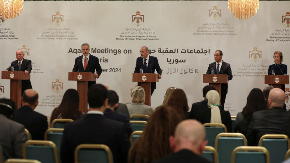 Ngoại trưởng các nước Irak, Thổ Nhĩ Kỳ, Jordanie, Ai Cập và đại diện Liên Hiệp Châu Âu về các vấn đề đối ngoại và chính sách an ninh họp báo sau cuộc họp để thảo luận về tương lại của Syria hậu chế độ Bachar al-Assad. Hình ảnh ở Aqaba, Jordanie ngày 14/12/2024.