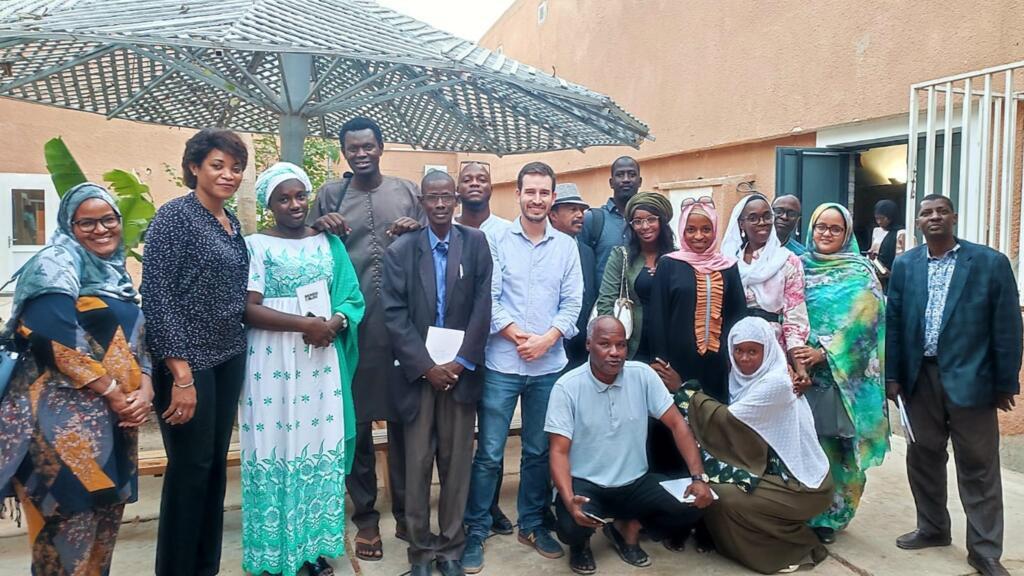 Awa Seydou Traoré (à gauche), Mohamed Diop (4e en partant de la gauche) et Bakari Guèye (à droite), ainsi que Steven Jambot (au centre), à l'Institut français de Mauritanie, à Nouakchott, le 30 novembre 2022.