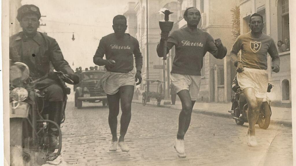 No centro, o corredor Alfredo Gomes com uma tocha simbólica em percurso feito em 1945