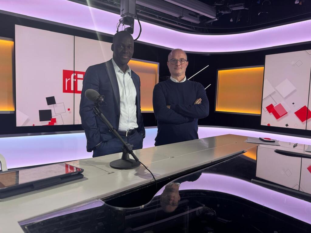 Daouda Sembene (Africatalyst) dans les studios de RFI avec Bruno Faure (Eco d'ici Eco d'ailleurs)
