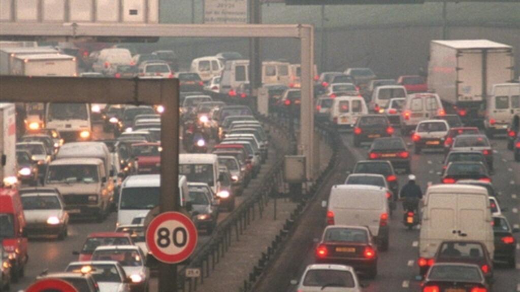 Le périphérique, source de pollution atmosphérique et sonore.