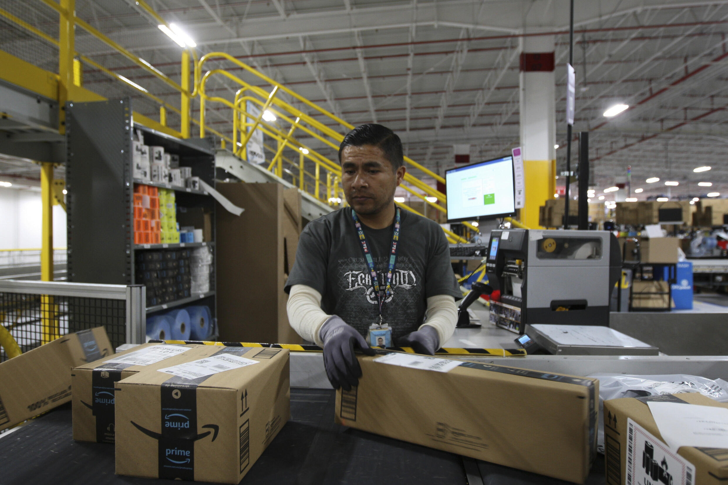 Un empleado trabaja en un centro de distribución de Amazon en León, estado de Guanajuato, México, el 1 de marzo de 2023.