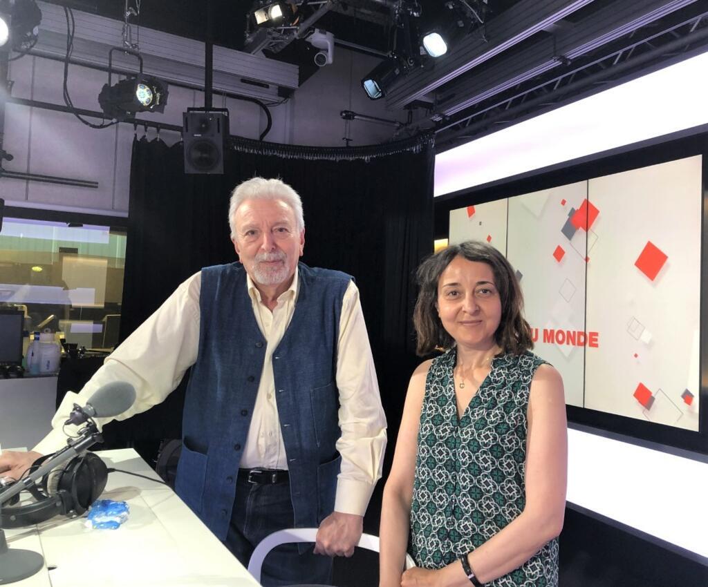 L'éditeur Farouk Mardam Bey et l'écrivaine Iman Mersal en studio à RFI (juin 2021)