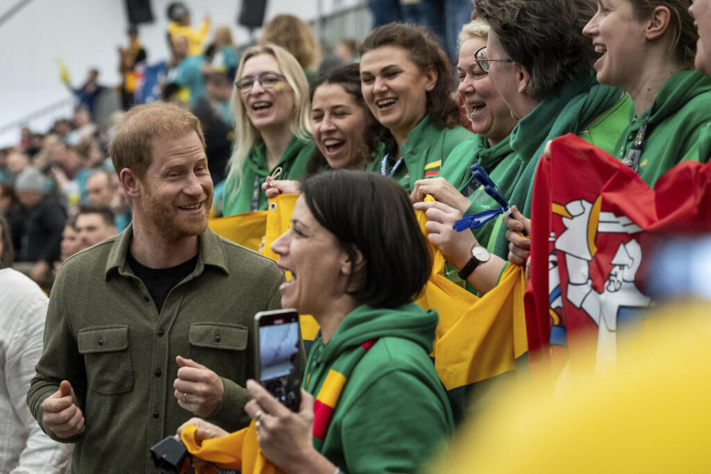 O príncipe Harry, que criou o Invictus Games em 2014, assiste partida em Vancouver ao lado da torcida de Lituânia.