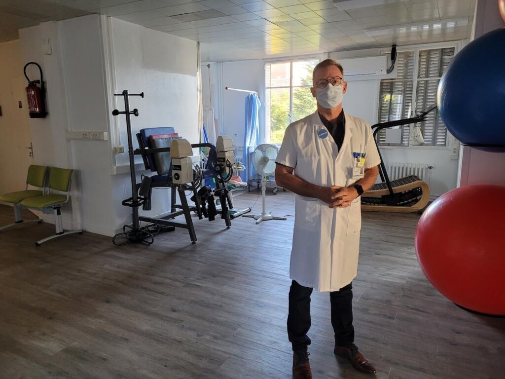 O especialista Nicolas Barizien na sala de reeducação para pacientes vítimas da Covid longa.