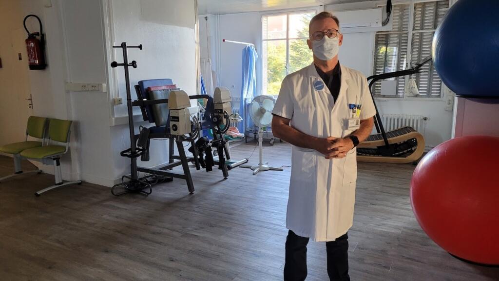O especialista Nicolas Barizien na sala de reeducação para pacientes vítimas do Covid longo.