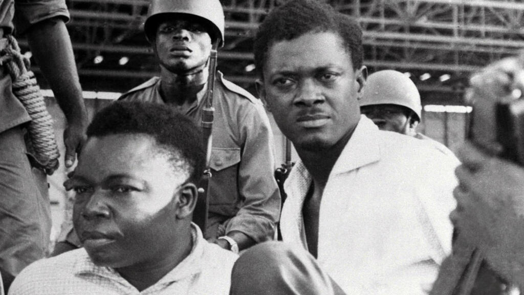 Décembre 1960 : Des soldats escortent le Premier ministre du Congo, Patrice Lumumba, juste après son arrestation. A gauche, Joseph Okito, vice-président du Sénat, abattu aux côtés de Lumumba, le mois suivant (janvier 1961).