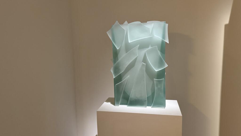 Vaso criado pelo Estúdio Rain, de Ricardo Inneco e Mariana Ramos, no Salão dos Novos Designers, em Paris, em 20 de outubro de 2025.