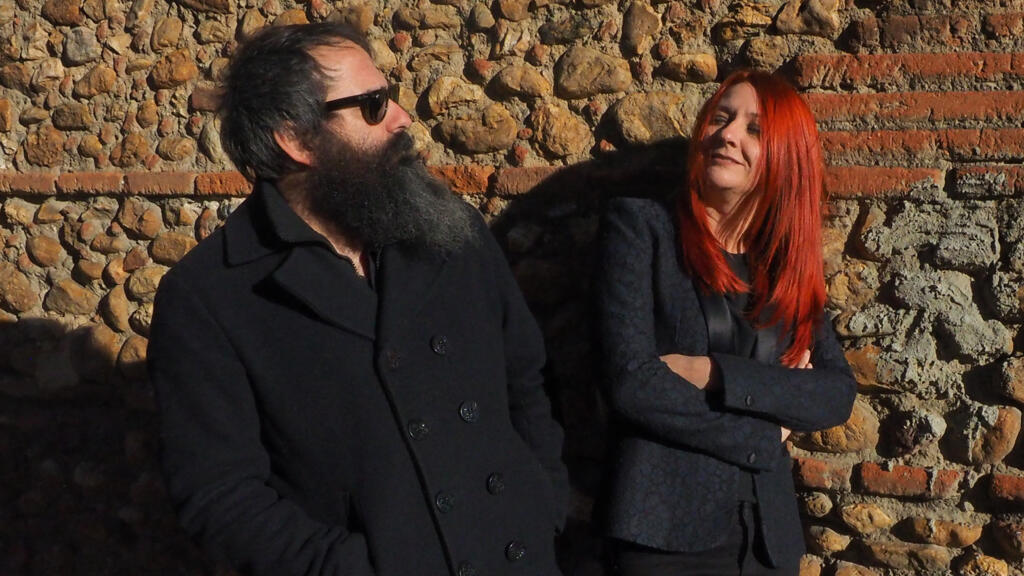 O casal Marie e Lionel Limiñana, líderes de uma das principais bandas de rock francesas da atualidade.