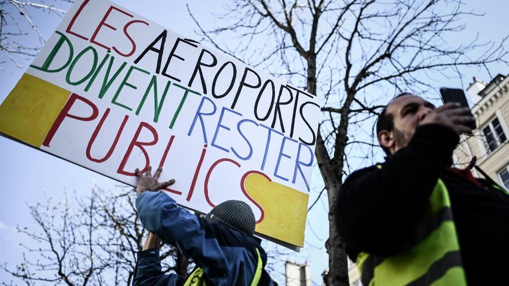 Des «gilets jaunes» opposés au projet de privatisation d'ADP manifestent devant l'Assemblée nationale, en mars 2019.