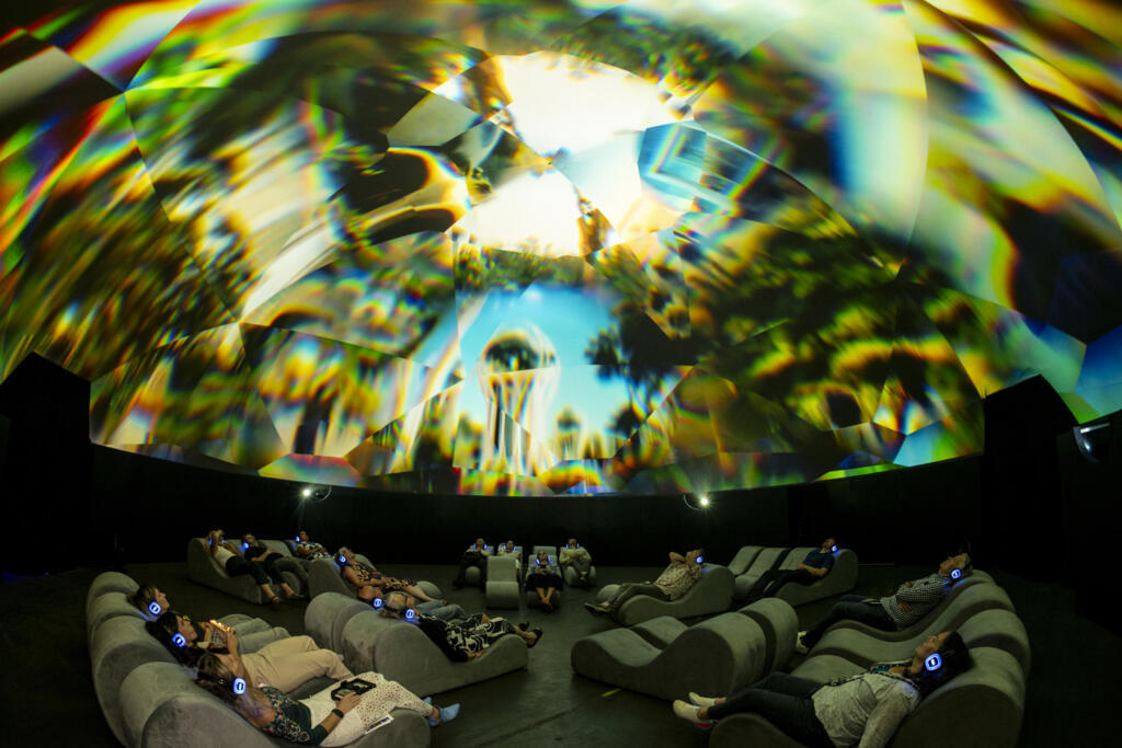 Instalação da exposição imersiva The Lumisphere.