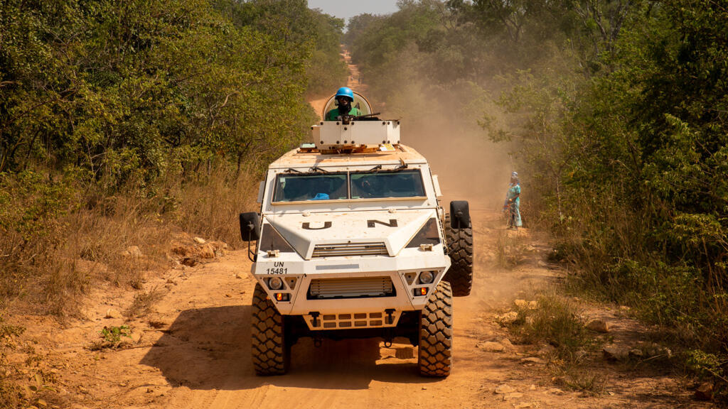 Patrouille de casques bleus sur une route aux abords de Paoua en Centrafrique, le 5 décembre 2021. De plus en plus d'engins explosifs sont disséminés sur les routes par les groupes rebelles.