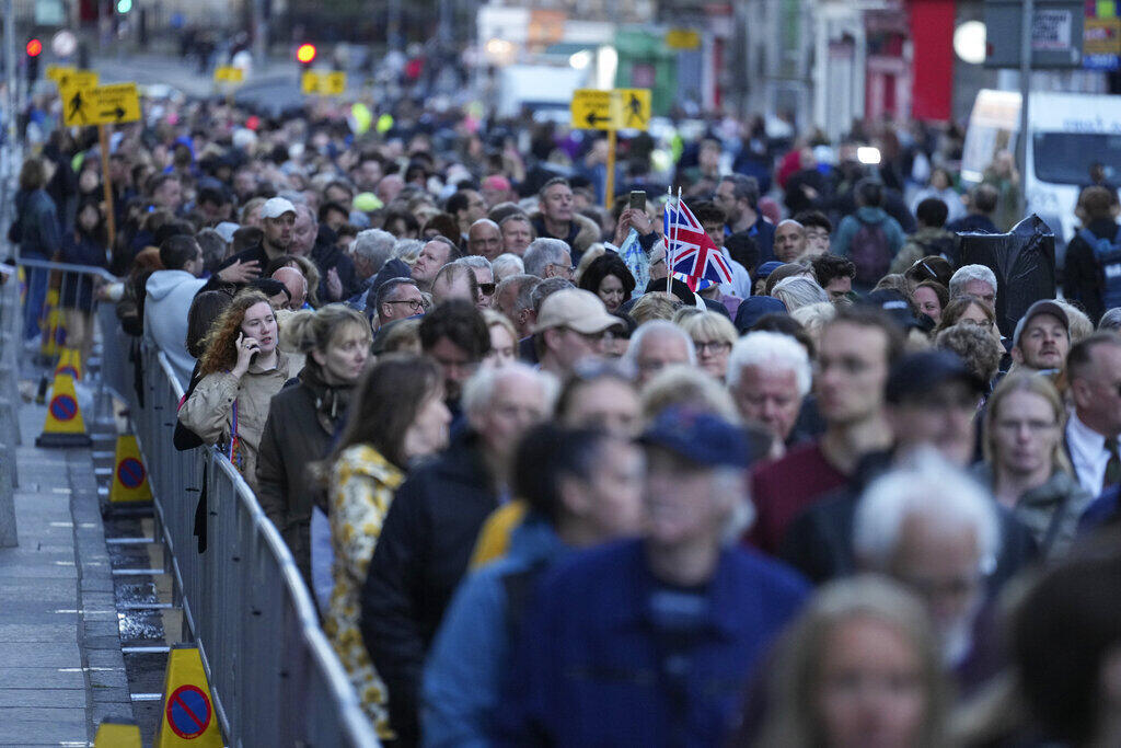 Milhares de pessoas esperam diante da catedral de St Giles, onde o caixão de Elizabeth II ficará exposto durante 24 horas.