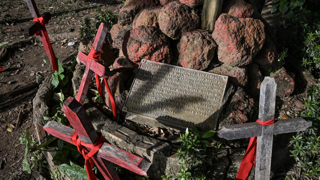 Vista de um memorial em homenagem aos 19 membros do Movimento dos Trabalhadores Sem Terra (MST) que morreram durante o massacre de Eldorado dos Carajás, em Eldorado dos Carajás, estado do Pará, Brasil, em 17 de abril de 2023.