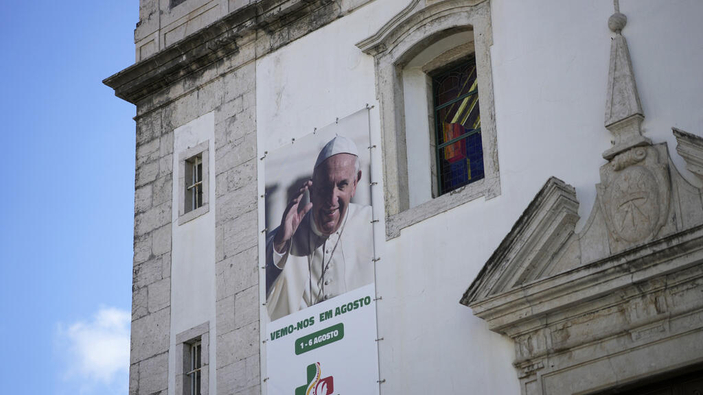 Uma faixa do lado de fora de uma igreja de Lisboa anuncia a Jornada Mundial da Juventude (JMJ), de 1º a 6 de agosto, em Portugal, com a presença do papa Francisco.