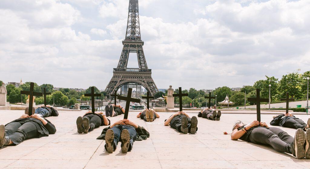 O ato de protesto, organizado pelos coletivos Alerte France-Brésil e MD18 Oficial, aconteceu na praça do Trocadéro, tendo como pano de fundo a Torre Eiffel.