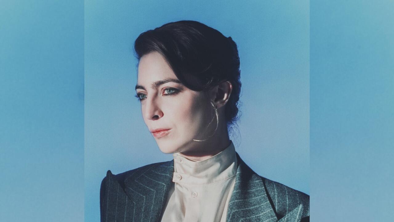 Flora Fishbach, des ténèbres à la lumière, avec son nouvel album «Val Synth»