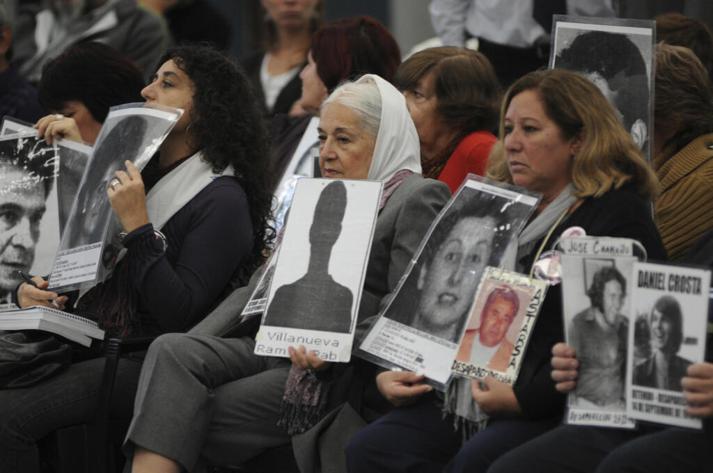 Des proches de victimes de la dictature en Argentine brandissent les portraits des disparus lors du procès de Reynaldo Bignone, le 20 avril 2010.