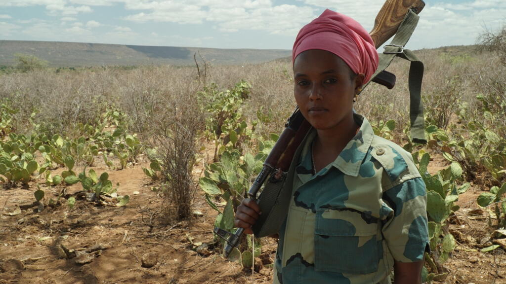 Fetiya Ousman, ranger au sanctuaire de Babille, abritée sous un arbre. Les arbres sont de plus en plus rares, coupés par les hommes. Ils sont pourtant essentiels pour les éléphants.