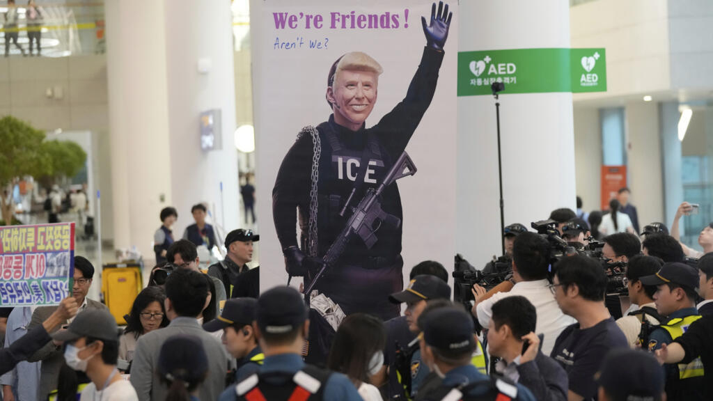 Biểu ngữ in hình tổng thống Mỹ Donald Trump tại sảnh đến sân bay quốc tế Incheon, Hàn Quốc, ngày 12/09/2025.