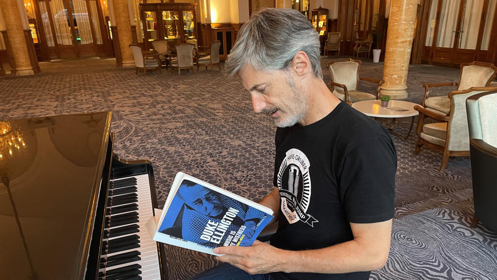 Pierre-Philippe Cadert consulte la bible de tous les amateurs de jazz, les mémoires de Duke Ellington.