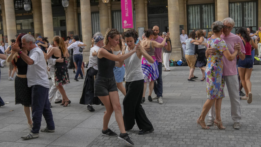 Casais dançam em Paris, em 11 de agosto de 2024.