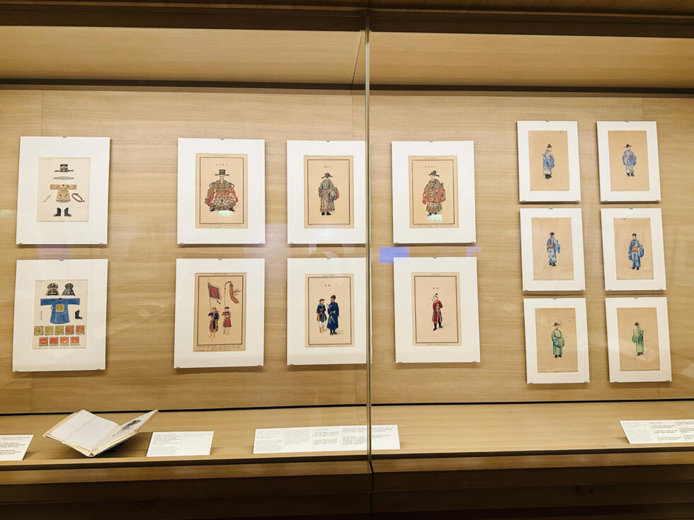 Quan chức và lính triều đình Huế trong các tác phẩm của Nguyễn Văn Nhân, cuối thế kỷ 19 - đầu thế kỷ 20, triển lãm “Cái nhìn giao thoa về triều đình Huế” (Regards croisés sur la Cour impériale de Huế), Bảo tàng Quai Branly - Jacques Chirac, Pháp, từ ngày 06/03 đến 30/06/2025.