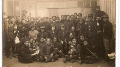 Lính thợ Đông Dương dưới sự chỉ huy của hạ sĩ quan Paoli tại Salin-de-Giraud, miền nam Pháp, trong Thế Chiến I. Ảnh đươc đăng trên trang delcamp.net do nhà nghiên cứu Jacques Lemaire cung cấp.