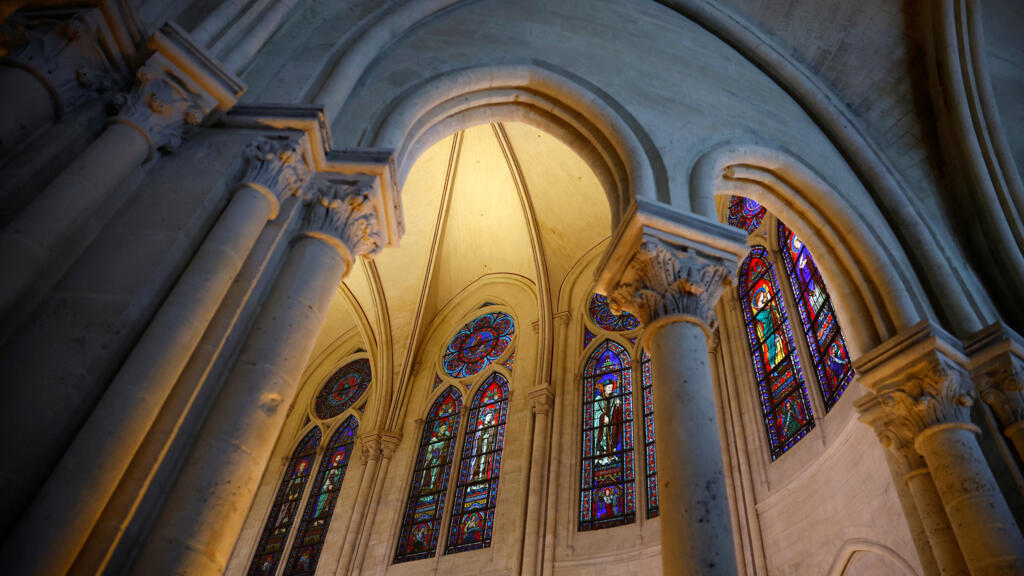 Vitraux de la cathédrale Notre-Dame de Paris. C’est dans les églises, abbatiales et cathédrales que résonnent les chants grégoriens. 