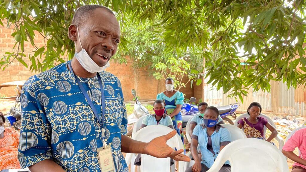 Michel forme des pair-éducateurs chez les adolescents pour qu’ils sensibilisent les autres sur les menstruations et les maladies sexuellement transmissibles.