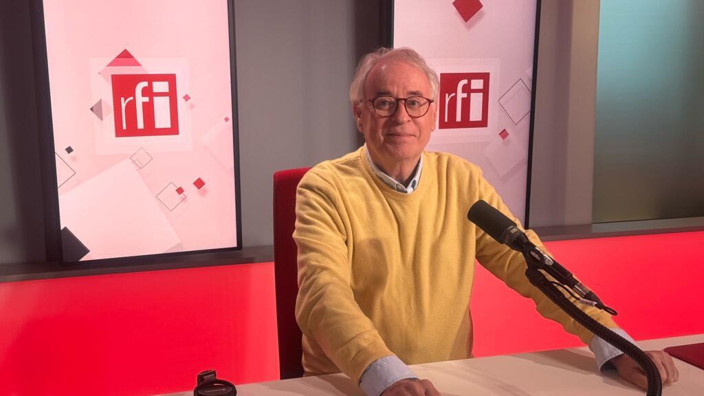O escritor e imortal da ABL, Godofredo de Oliveira Neto, nos estúdios da RFI.