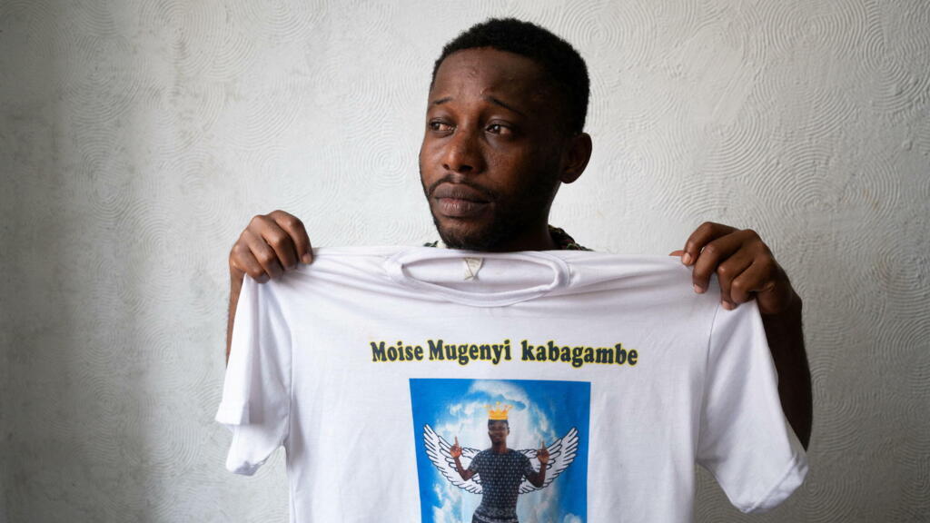 Chadrac Kembilu, amigo de Moise Kabagambe, um refugiado congolês que foi espancado em um quiosque na praia, mostra uma camiseta com uma imagem Kabagambe em um centro comunitário congolês no bairro Costa Barros, no Rio de Janeiro, Brasil, 2 de fevereiro de 2022.