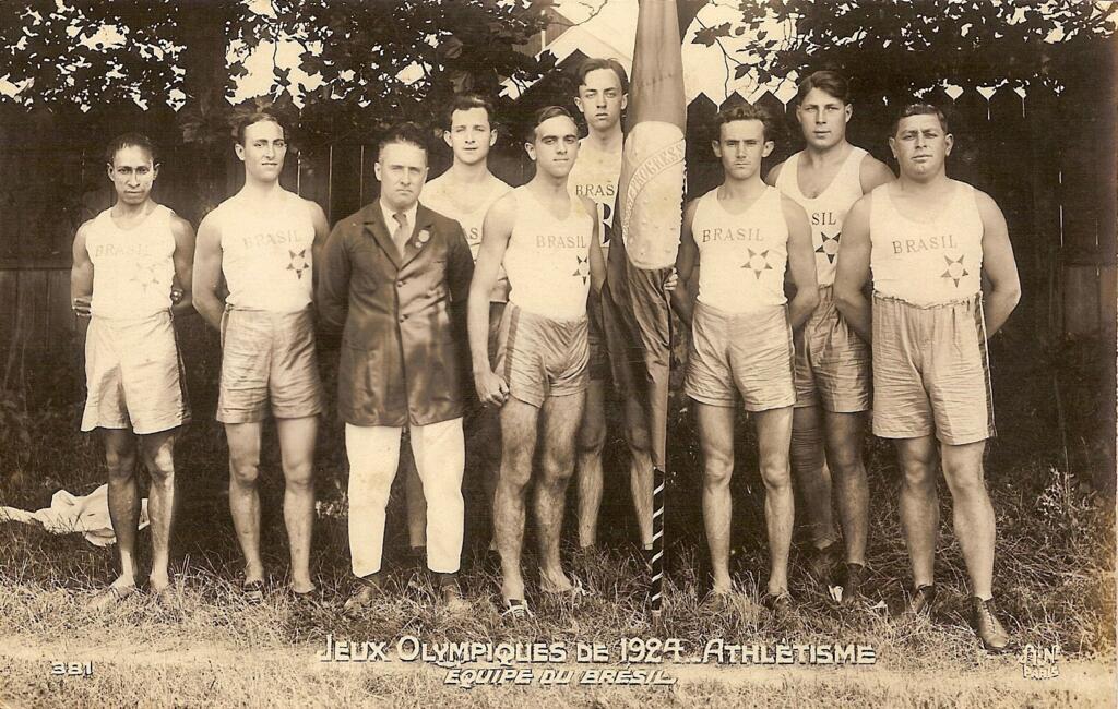 Equipe de Atletismo do Brasil participante dos Jogos Olímpicos de Paris. Alfredo Gomes, à esquerda, é o primeiro brasileiro negro a disputar uma Olimpíada