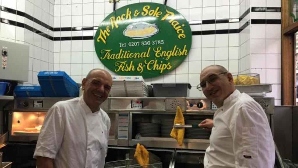 Ahmet et Ali Ziyaeddin, propriétaires du «Rock and Sole Plaice»—à Covent Garden dans le centre de Londres.
