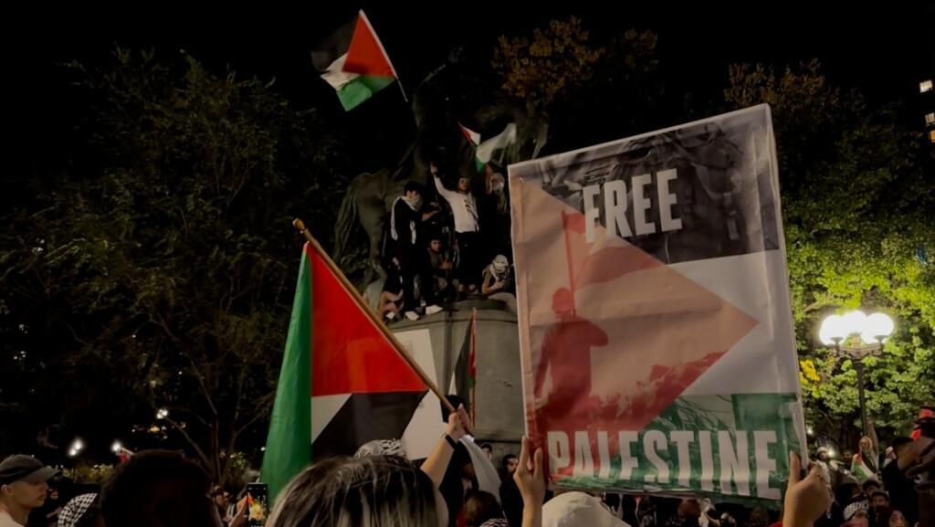 Manifestantes fizeram um protesto em apoio aos palestinos no último sábado (28), em Nova York, na expectativa que uma resolução sobre um cessar-fogo fosse aprovada pelo Conselho de Segurança da ONU.