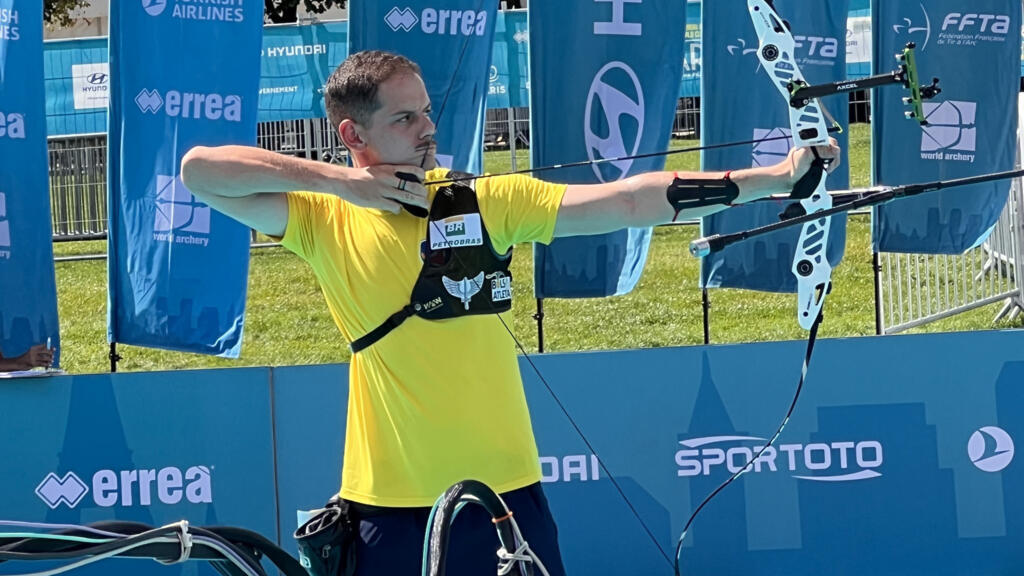 O brasileiro Marcus D'Almeida ocupa o primeiro lugar do ranking mundial de tiro com arco recurvo. Ele é uma das promessas do Brasil para os Jogos Paris-2024.