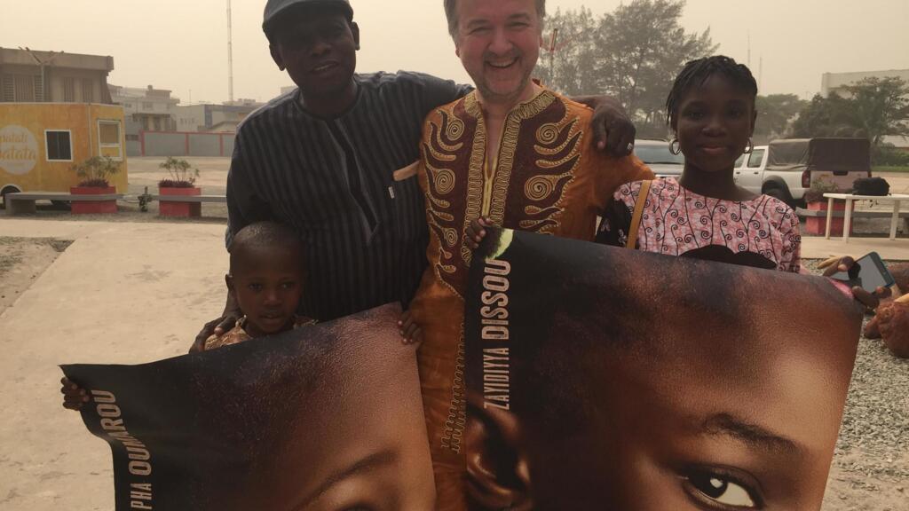 L'équipe du film Adu, tourné en grande partie au Bénin. Moustapha 7 ans, originaire du nord du pays, incarne le petit héros du long-métrage espagnol.