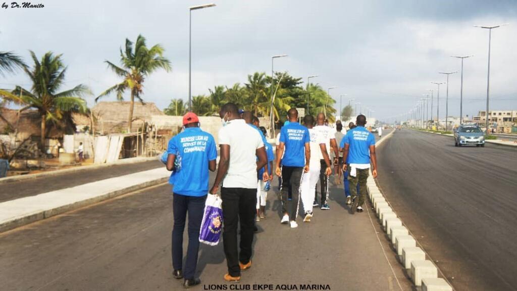 Les participants à la marche pour la santé et la fraternité.