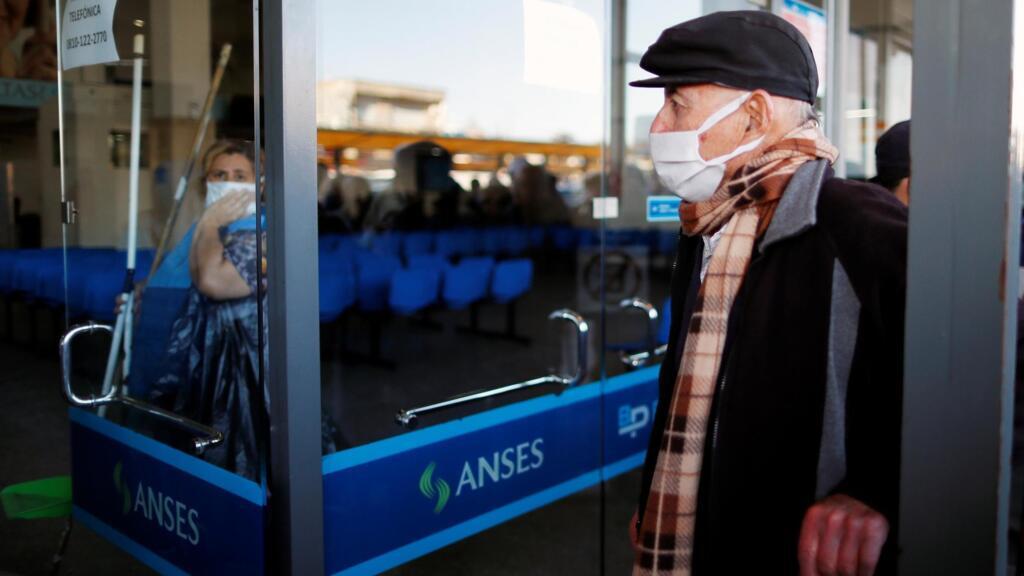 Devant une banque à Buenos Aires, Argentine, le 3 avril 2020 (photo d'illustration).