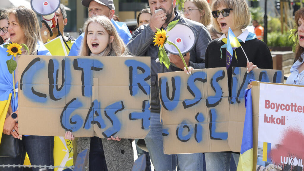Des manifestants ukrainiens exigent un embargo sur le pétrole russe lors d'une manifestation devant les institutions de l'UE avant un sommet extraordinaire des dirigeants de l'UE sur l'Ukraine, à Bruxelles, lundi 30 mai 2022.